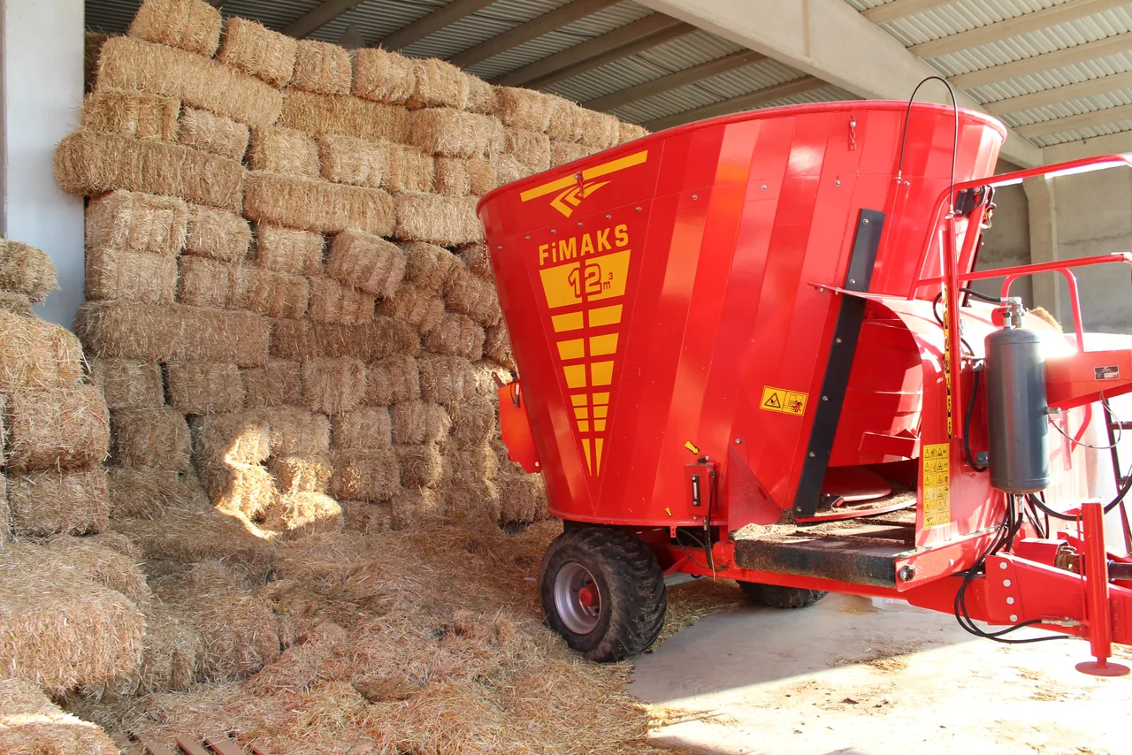 Loading feed into a TMR mixer wagon